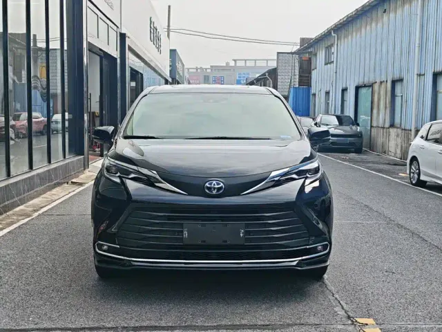 Toyota Sienna — Фото автомобиля 7