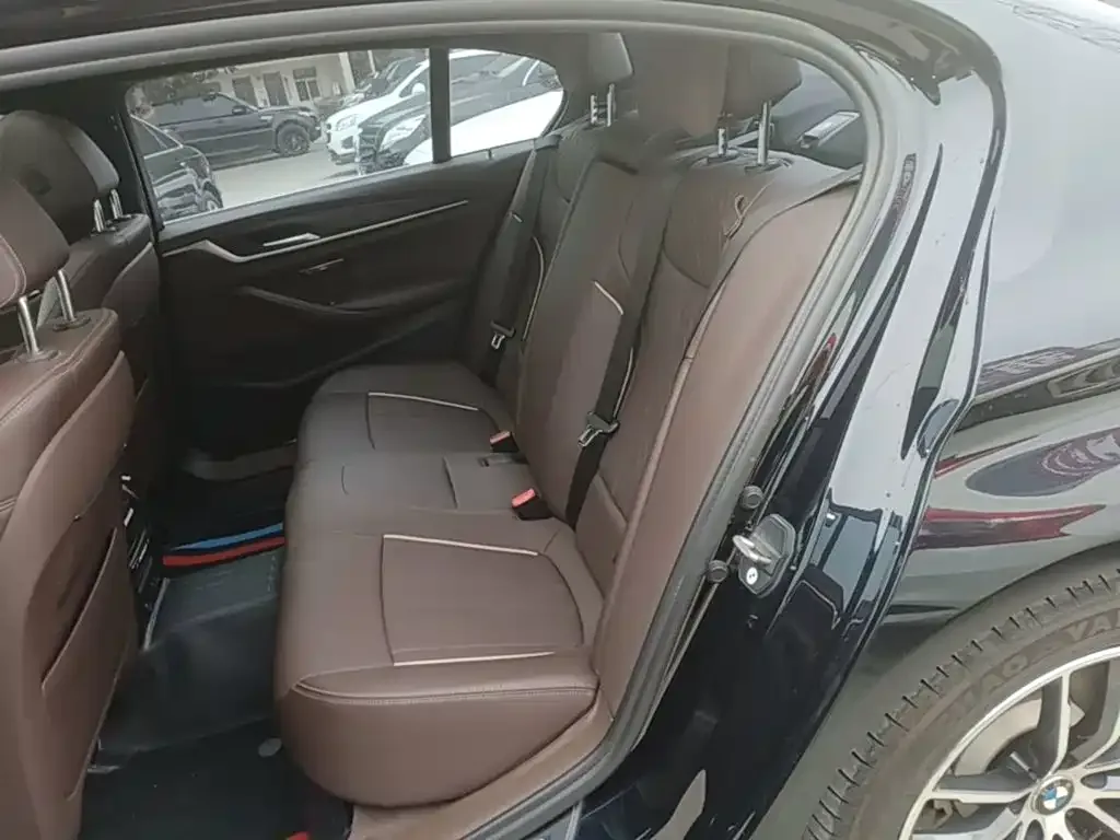 BMW BMW 5 Series New Energy 2022 Facelift 535Le M Sport Package — Фото автомобиля 16