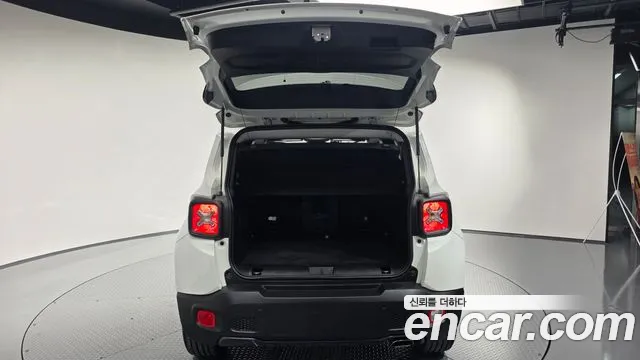 Jeep Renegade — Фото автомобиля 27
