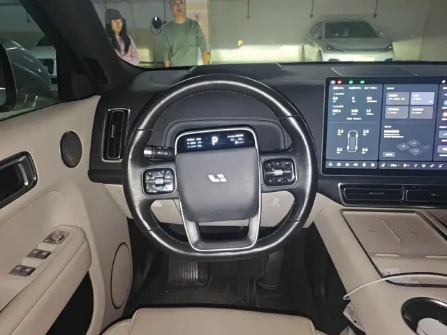 Li Auto L9 — Фото автомобиля 11