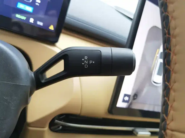 Geely Galaxy Starship 7 EM-i — Фото автомобиля 13