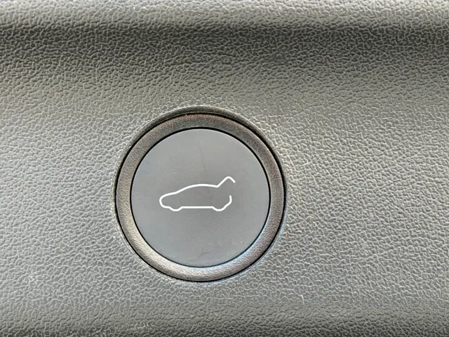Tesla Model Y — Фото автомобиля 7