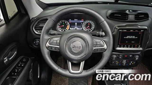 Jeep Renegade — Фото автомобиля 10