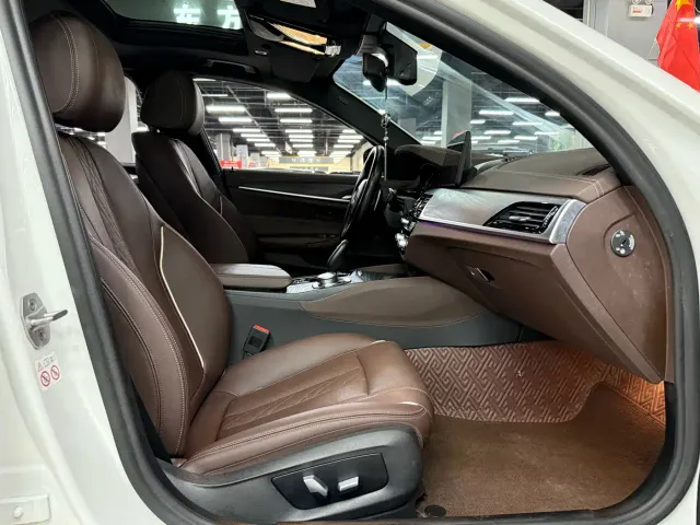 BMW 5 Series — Фото автомобиля 17