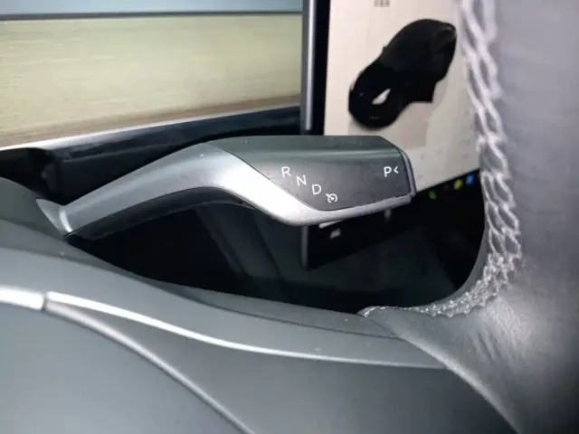 Tesla Model Y — Фото автомобиля 13