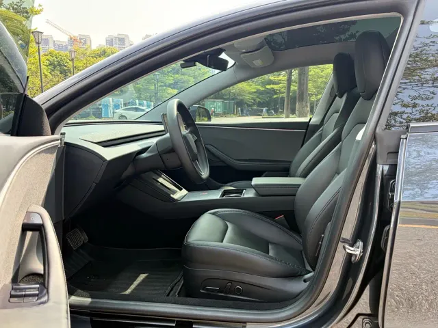 Tesla Model 3 — Фото автомобиля 12