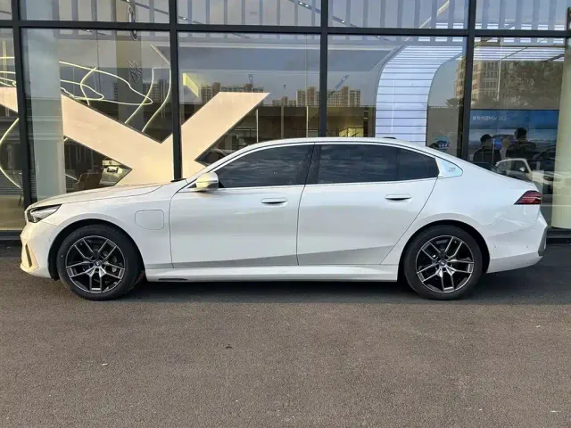 BMW i5 — Фото автомобиля 3