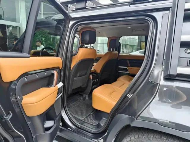 Land Rover Defender — Фото автомобиля 4