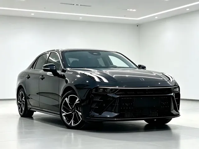 Lynk & Co 03 — Фото автомобиля 3