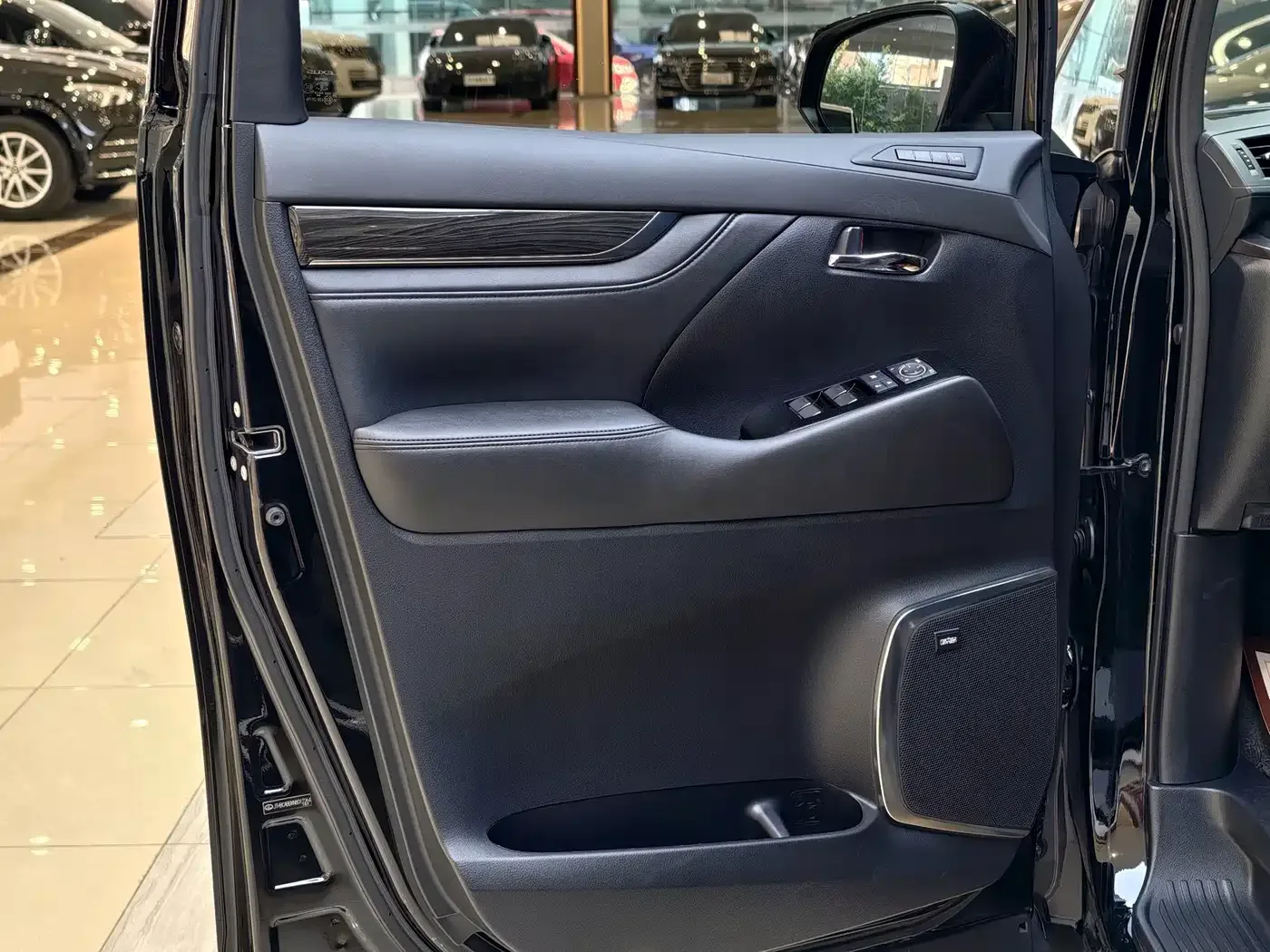 Lexus Lexus LM 2020 300h 4-Seat Imperial Edition — Фото автомобиля 4