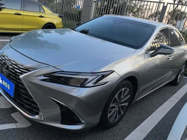 Фотография автомобиля — Lexus ES