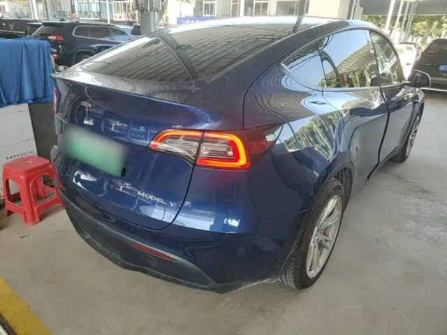 Tesla Model Y — Фото автомобиля 6