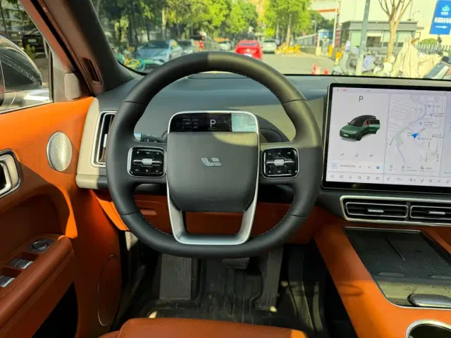 Li Auto L8 — Фото автомобиля 14