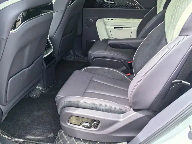 Hongqi E-HS9 — Фото автомобиля 6