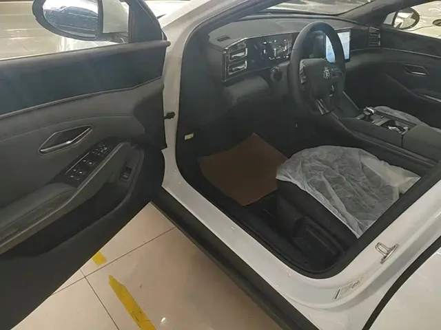 BYD Qin L — Фото автомобиля 15