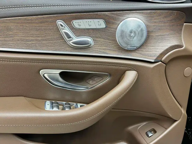 Mercedes-Benz E-Class — Фото автомобиля 11