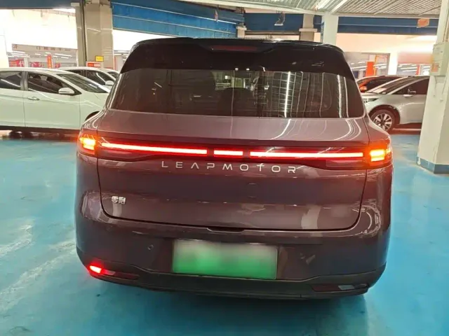 Leapmotor B10 — Фото автомобиля 5