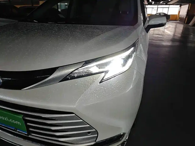 Toyota Sienna — Фото автомобиля 23