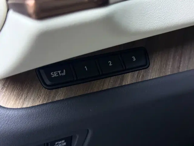 Lexus LM — Фото автомобиля 18