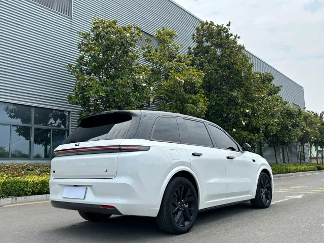 Li Auto L8 — Фото автомобиля 8