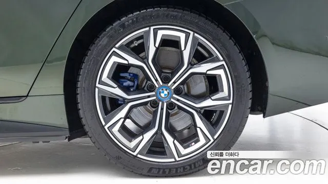 BMW i4 — Фото автомобиля 5