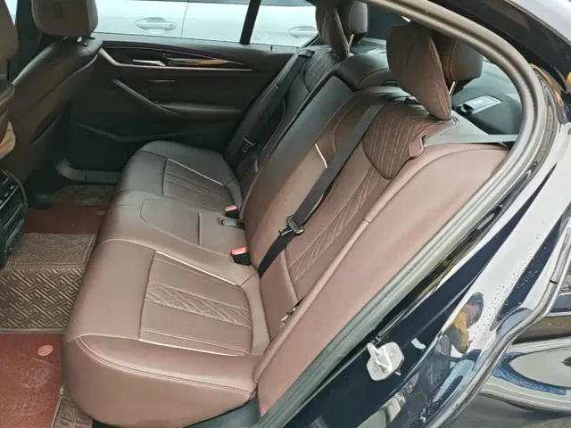 BMW 5 Series — Фото автомобиля 16