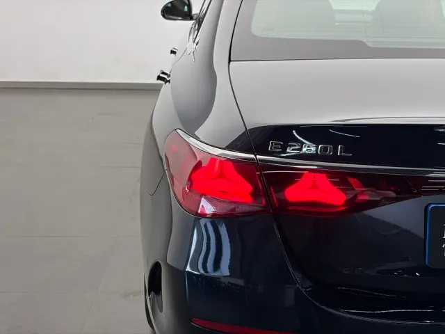 Mercedes-Benz E-Class — Фото автомобиля 20