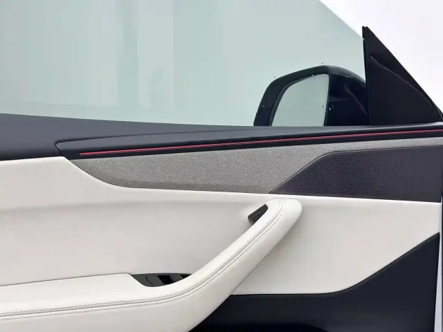 Tesla Model Y L — Фото автомобиля 15
