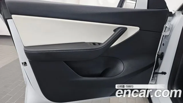 Tesla Model Y — Фото автомобиля 24