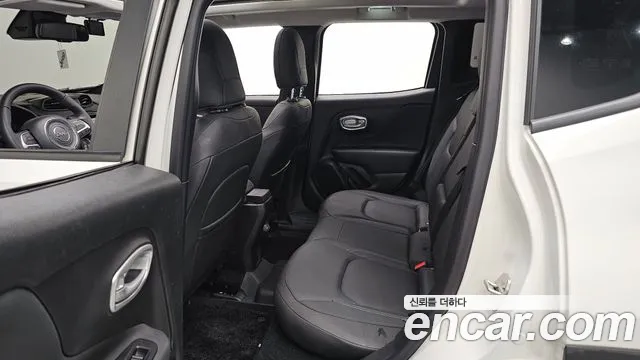 Jeep Renegade — Фото автомобиля 25