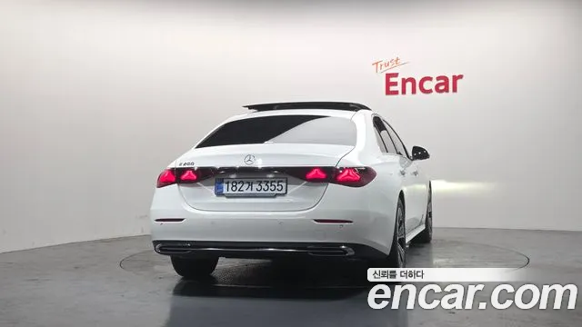Mercedes-Benz E-Class — Фото автомобиля 4