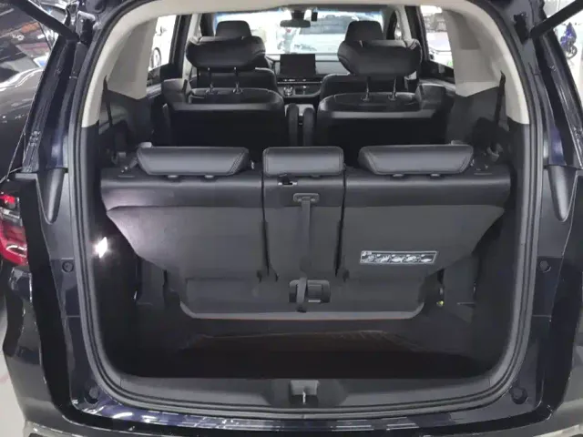 Honda Odyssey 2022 2.0L e:HEV Sharp·Prestige Edition — Фото автомобиля 4