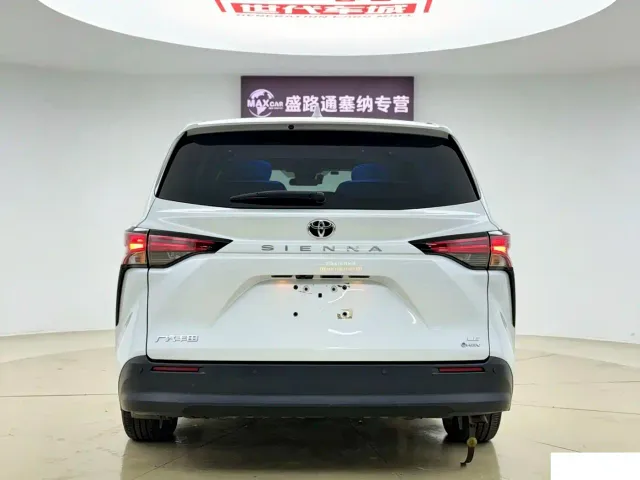 Toyota Sienna — Фото автомобиля 8