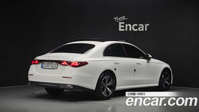 Mercedes-Benz E-Class — Фото автомобиля 2