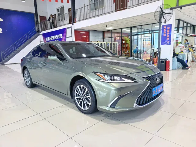 Lexus ES — Фото автомобиля 3