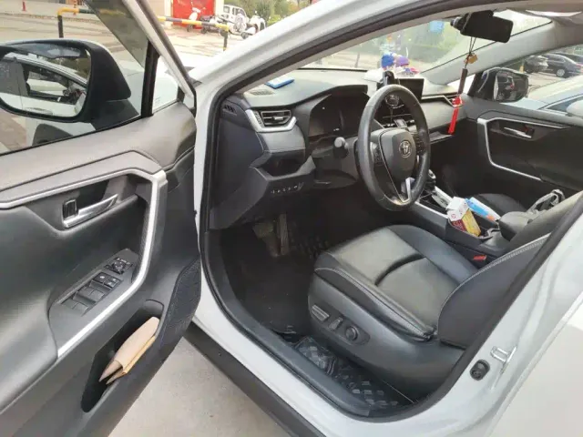 Toyota RAV4 — Фото автомобиля 12