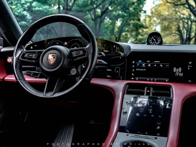 Porsche Taycan — Фото автомобиля 17