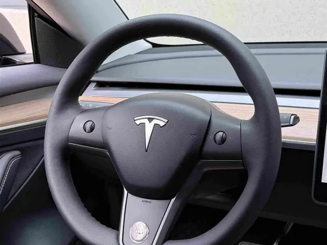 Tesla Model 3 — Фото автомобиля 5