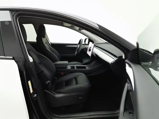 Tesla Model Y — Фото автомобиля 23