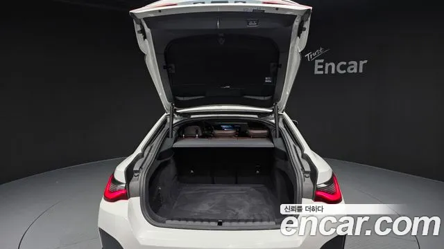 BMW i4 — Фото автомобиля 26