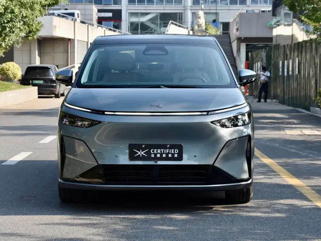 Xpeng X9 — Фото автомобиля 4