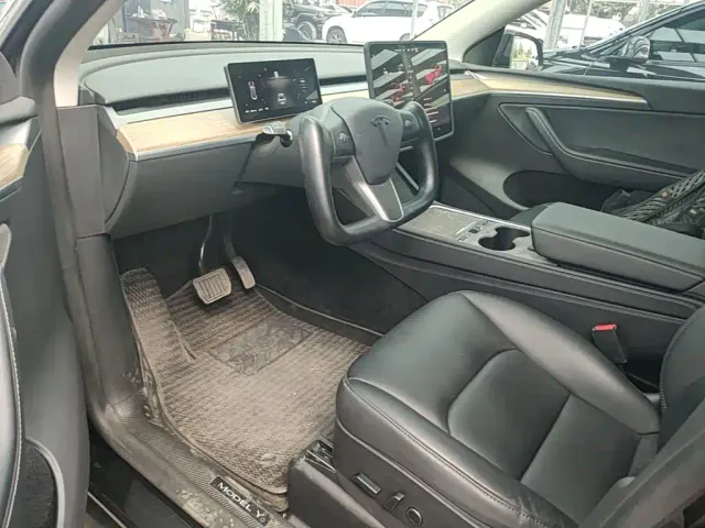 Tesla Model Y — Фото автомобиля 15