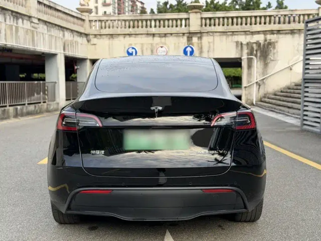 Tesla Model Y — Фото автомобиля 13
