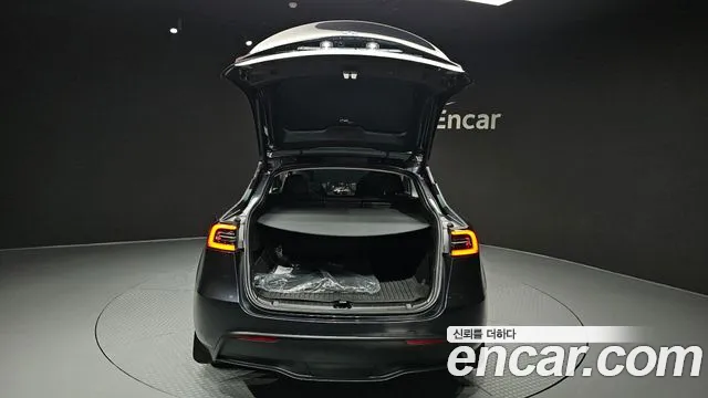 Tesla Model Y — Фото автомобиля 26