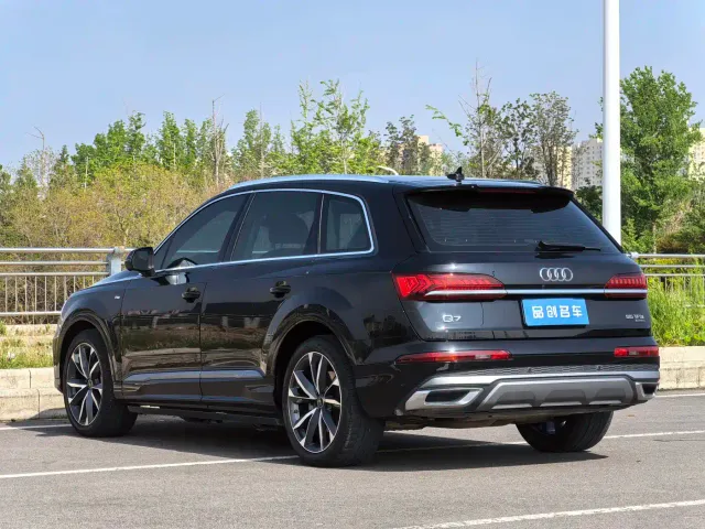 Audi Q7 — Фото автомобиля 9