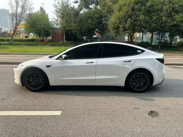 Tesla Model 3 — Фото автомобиля 3