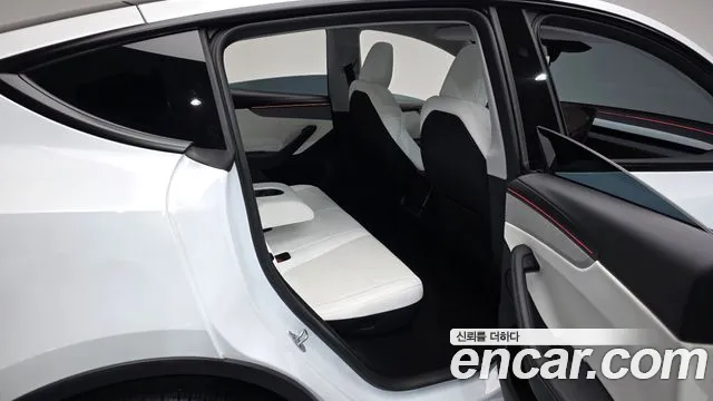 Tesla Model Y — Фото автомобиля 18