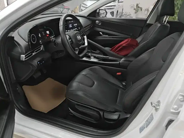 Hyundai Elantra — Фото автомобиля 14