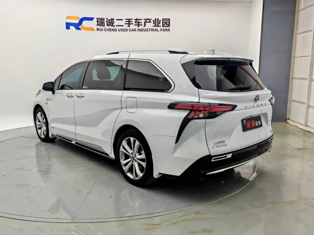 Toyota Sienna — Фото автомобиля 21