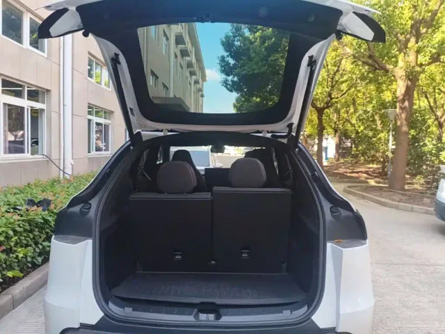 Tesla Model Y L — Фото автомобиля 18